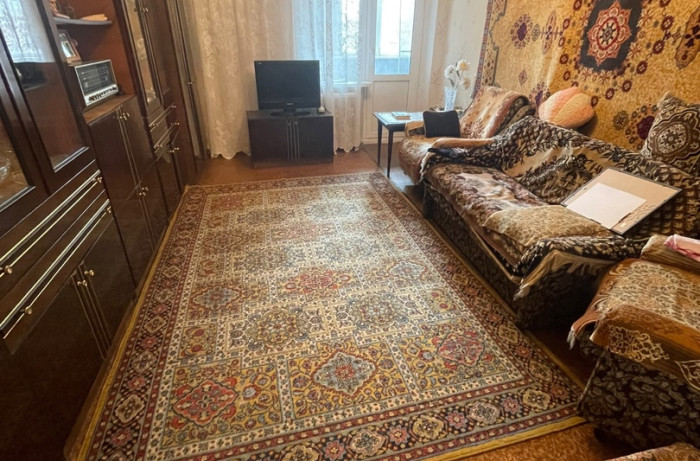 ✅ПРОДАЖА КВАРТИРЫ✅ - Продажа двухкомнатной квартиры - Месторасположение г.Харцызск , улица Клары Цеткин , дом 21 - Этаж 6 - Этажность 9 - В квартире остаётся вся мебель , хороший холодильник , новый кондиционер , нагревательный бак , стиральная машина , пластиковые окна , большой балкон длинною в две комнаты , устанавливают новый лифт , квартира ухоженная ✨ - Рядом остановка , рынок , магазины Вектор и Сельпо 💫 - Документы почти готовы Цена 2.300.000 А.Н "КАСКАД" +7 949 561 49 83