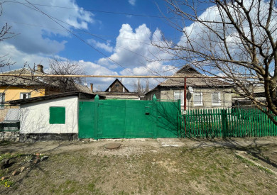 ✅ПРОДАЖА ДОМА В ХАРЦЫЗСКЕ✅ - Месторасположение г.Харцызск ( не далеко от Тоннеля ) - Продаётся дом + жилой флигель + гараж + угольник + колодец - Земля в собственности ❗ ( гос.акт )✅ - Общая площадь дома - 63.3 м2 - Земельный участок 643 м2 - Общее описание : Дом газифицирован , центральное водоснабжение и водоотведение , центральная канализация , электроэнергия 220В - Отопление водяное , двухконтурное на каждое строение , котёл газовый 2012 года установки. - Основной дом ремонт местами сделан 